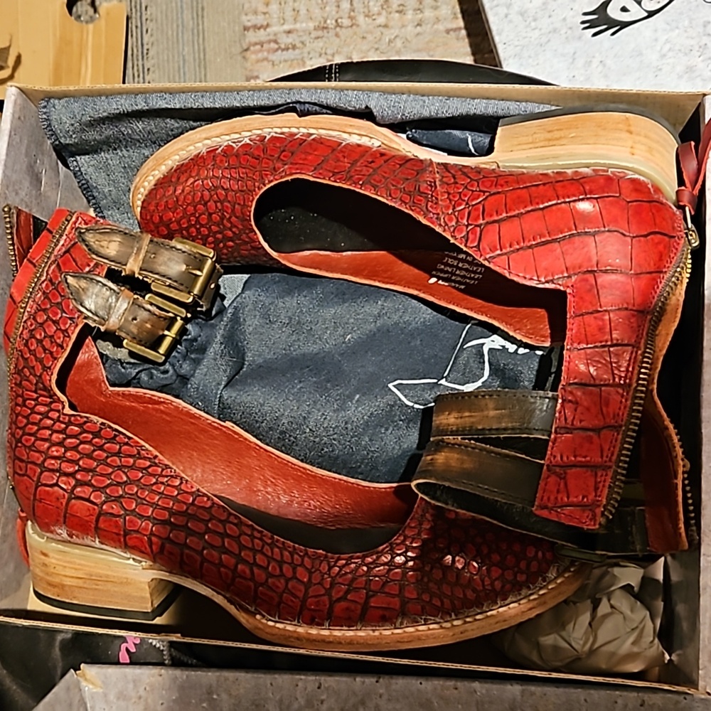 Freebird Maribel red croco flats size 8